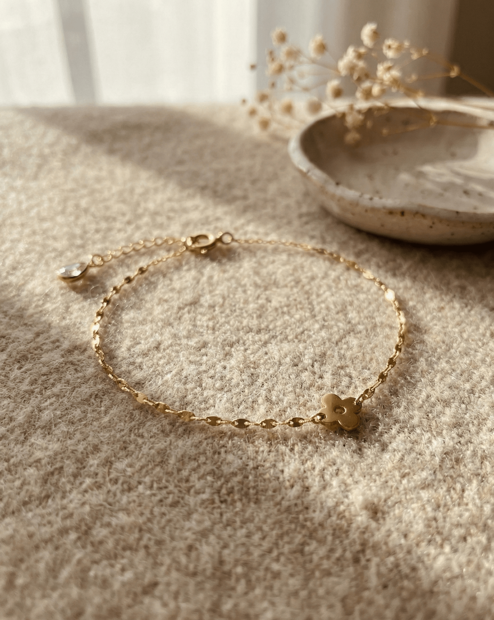 14K Guldarmband Dam Med Blommotiv Och Elegant Minimalistisk Stil - Noxlookjewelry