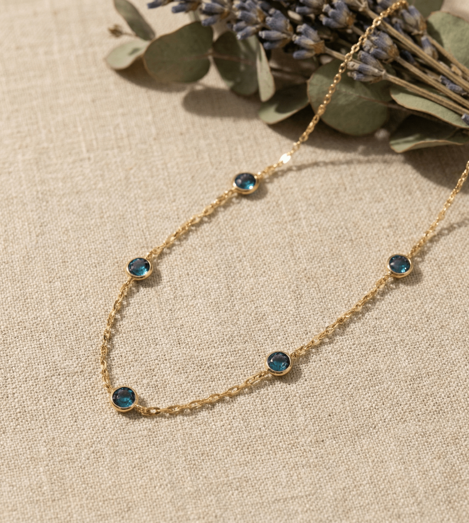 14K Guldhalsband Dam Med Blå Stendetaljer Och Elegant Minimalistisk Stil - Noxlookjewelry