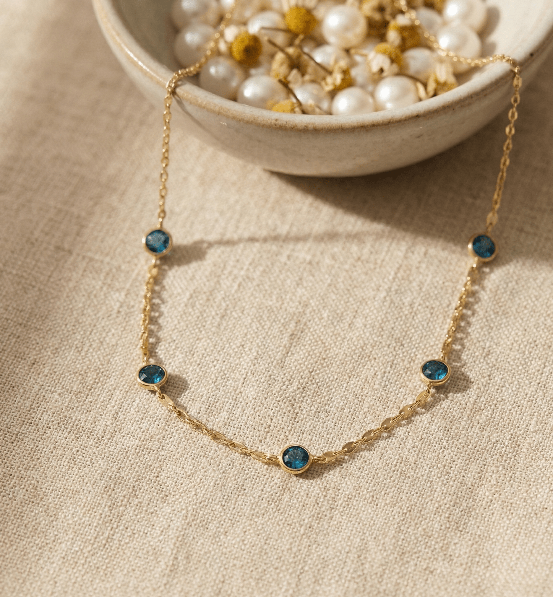 14K Guldhalsband Dam Med Blå Stendetaljer Och Elegant Minimalistisk Stil - Noxlookjewelry