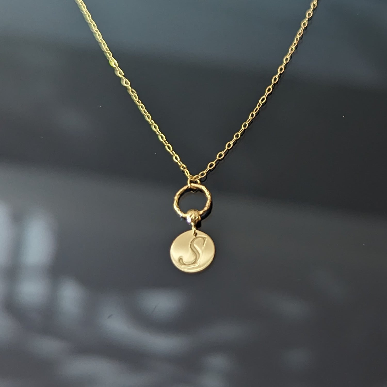 14K Guldhalsband Dam Med Bokstav Personligt Halsband I Äkta Guld Med Graverad Initial - Noxlookjewelry