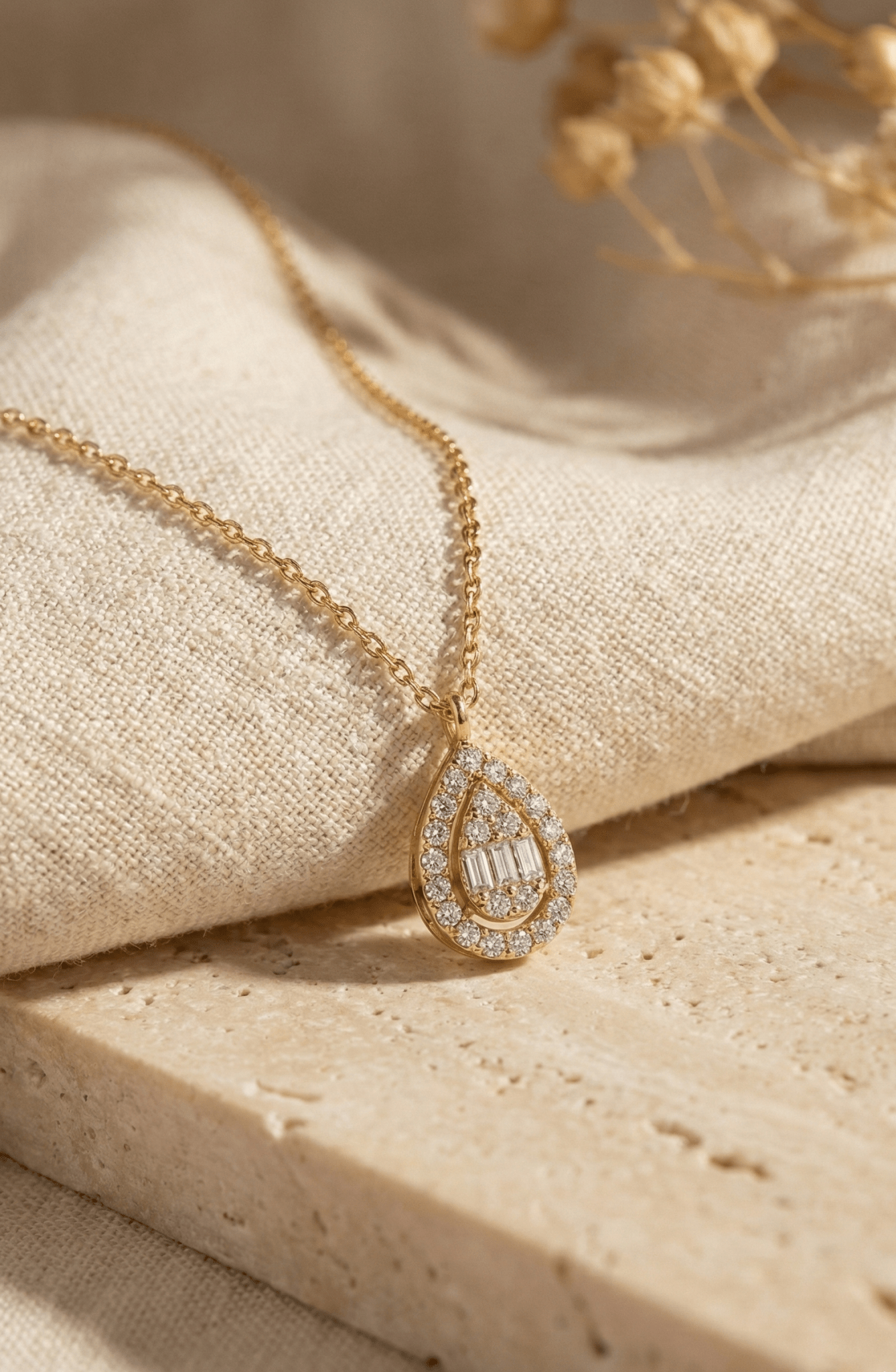 14K Guldhalsband Dam Med Droppformad Pendant Och Elegant Lyxig Design - Noxlookjewelry