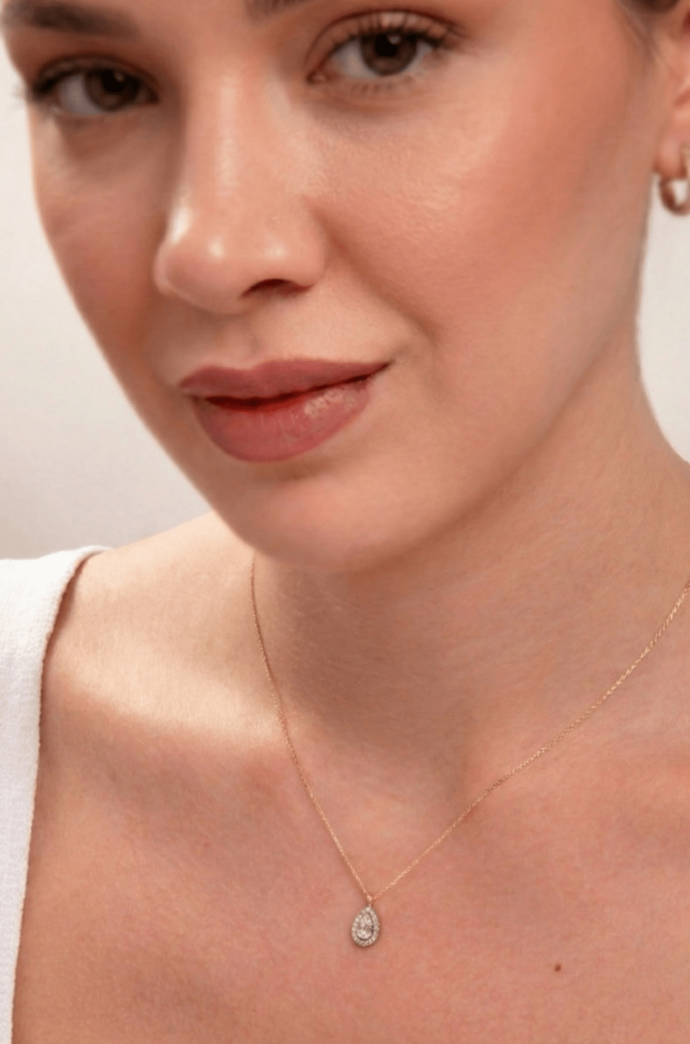 14K Guldhalsband Dam Med Droppformad Pendant Och Elegant Lyxig Design - Noxlookjewelry