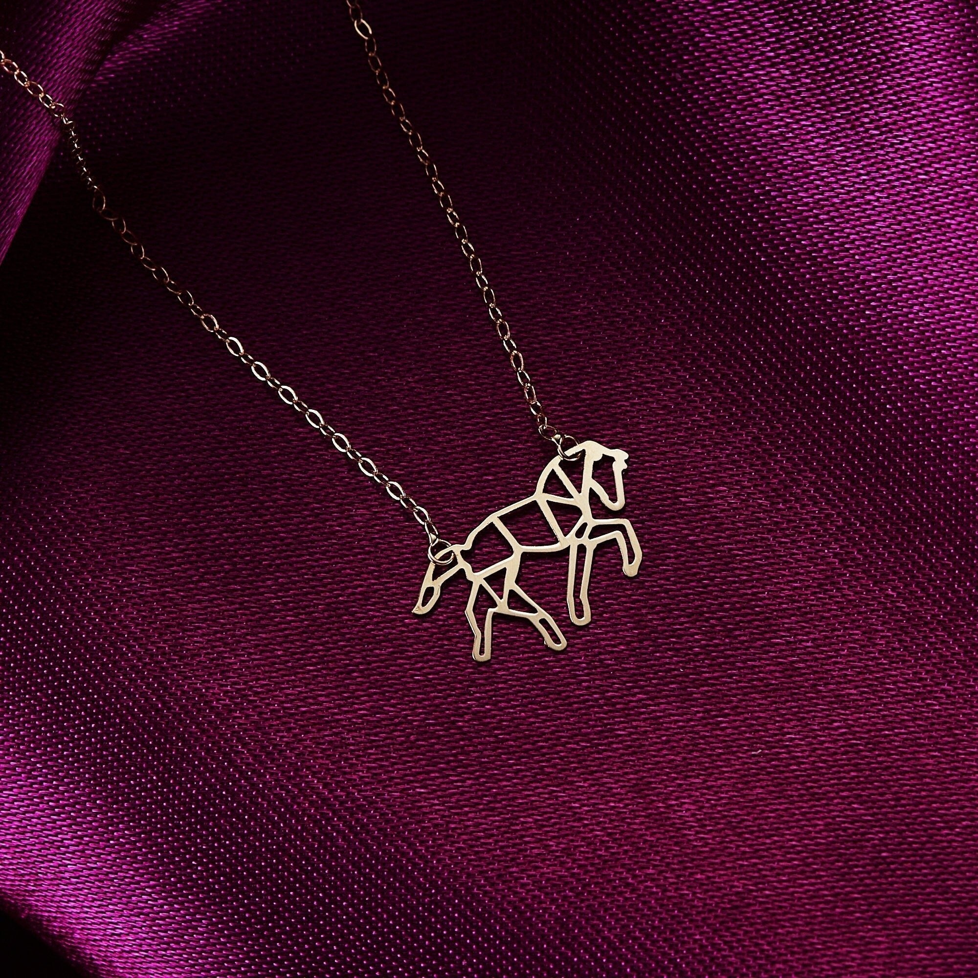 14K Guldhalsband Dam Med Geometrisk Häst Berlock I Äkta Guld Minimalistiskt Häst Halsband - Noxlookjewelry