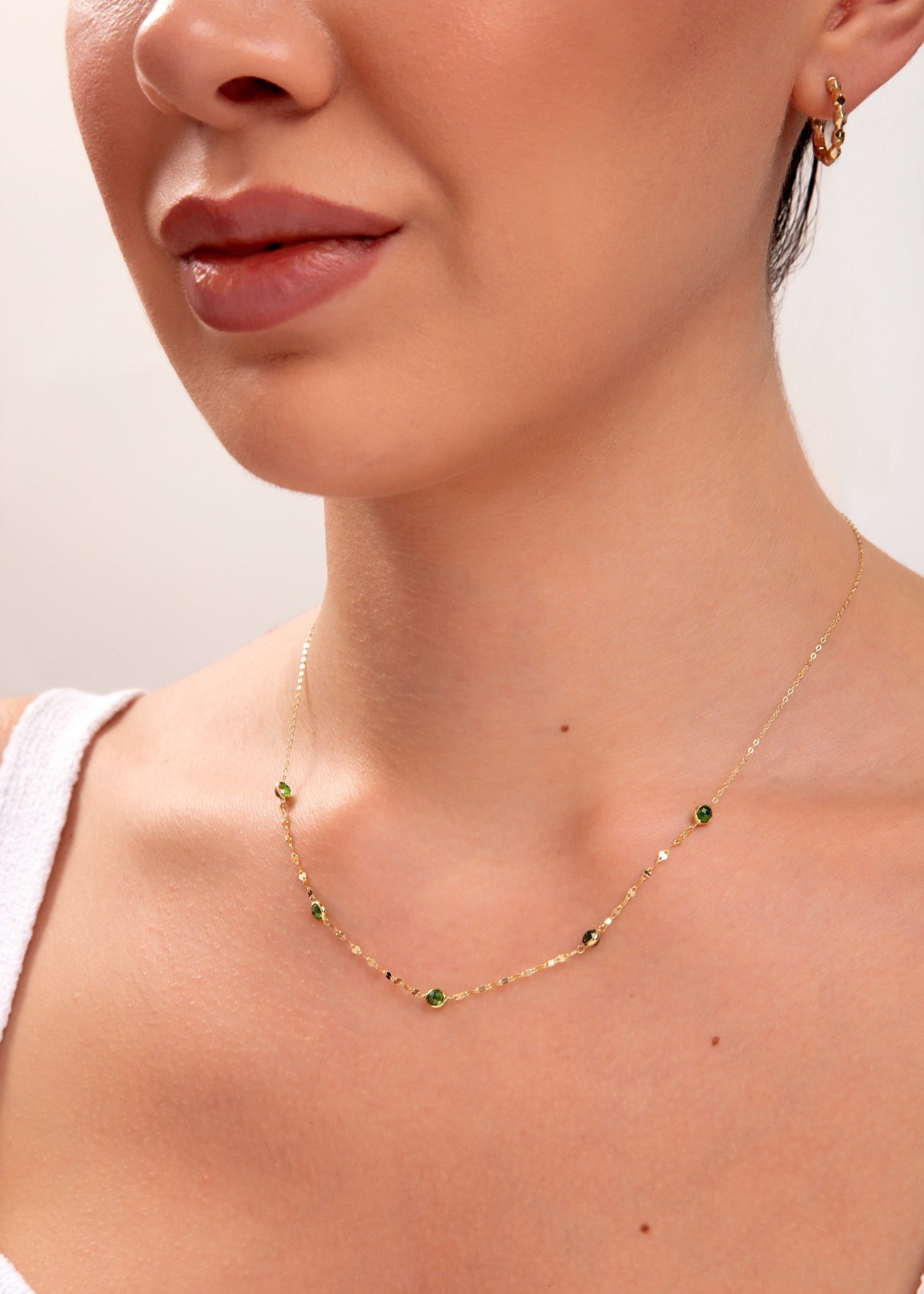 14K Guldhalsband Dam Med Gröna Stendetaljer Och Elegant Minimalistisk Stil - Noxlookjewelry