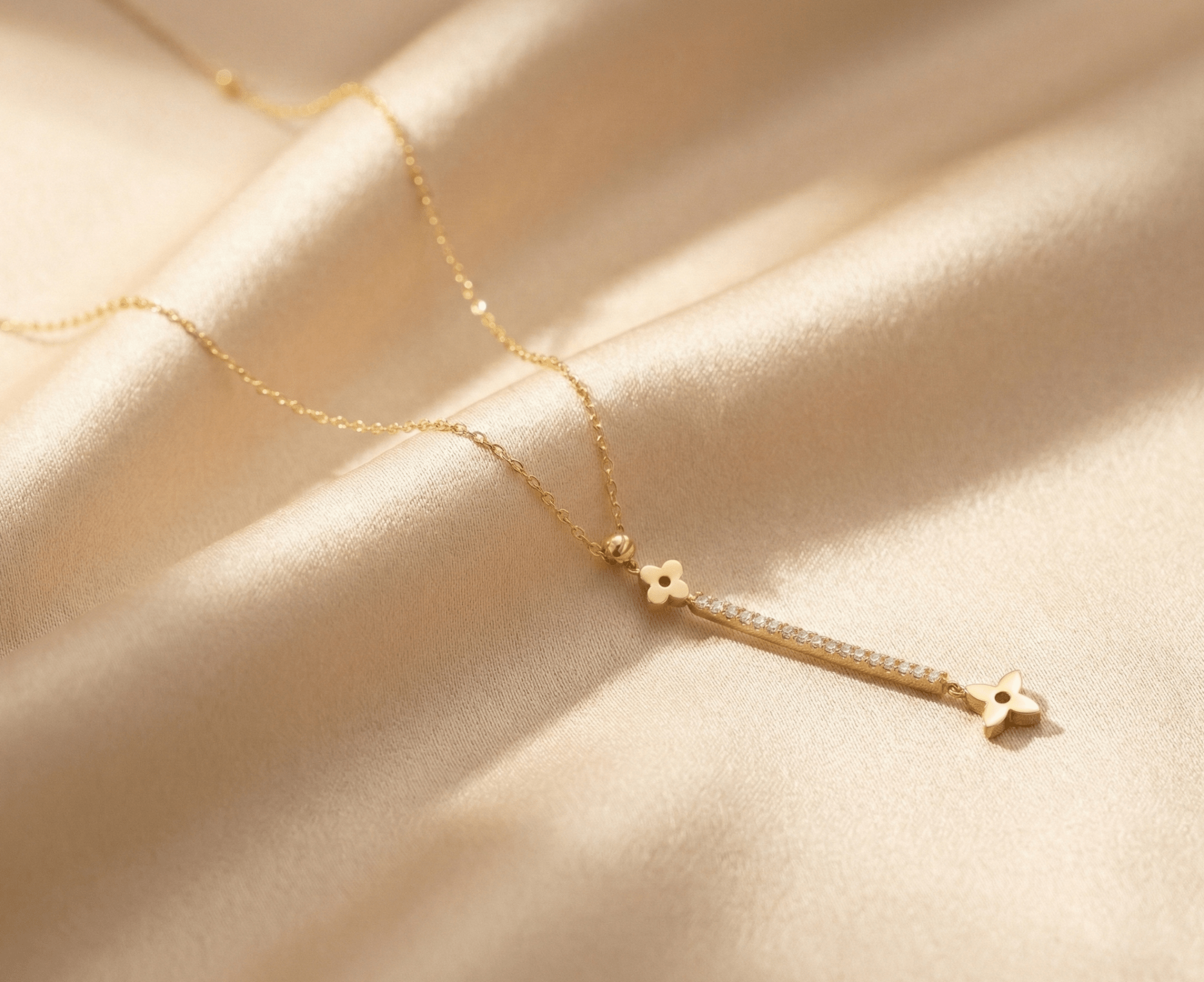 14K Guldhalsband Dam Med Hängande Blommotiv Och Elegant Design - Noxlookjewelry