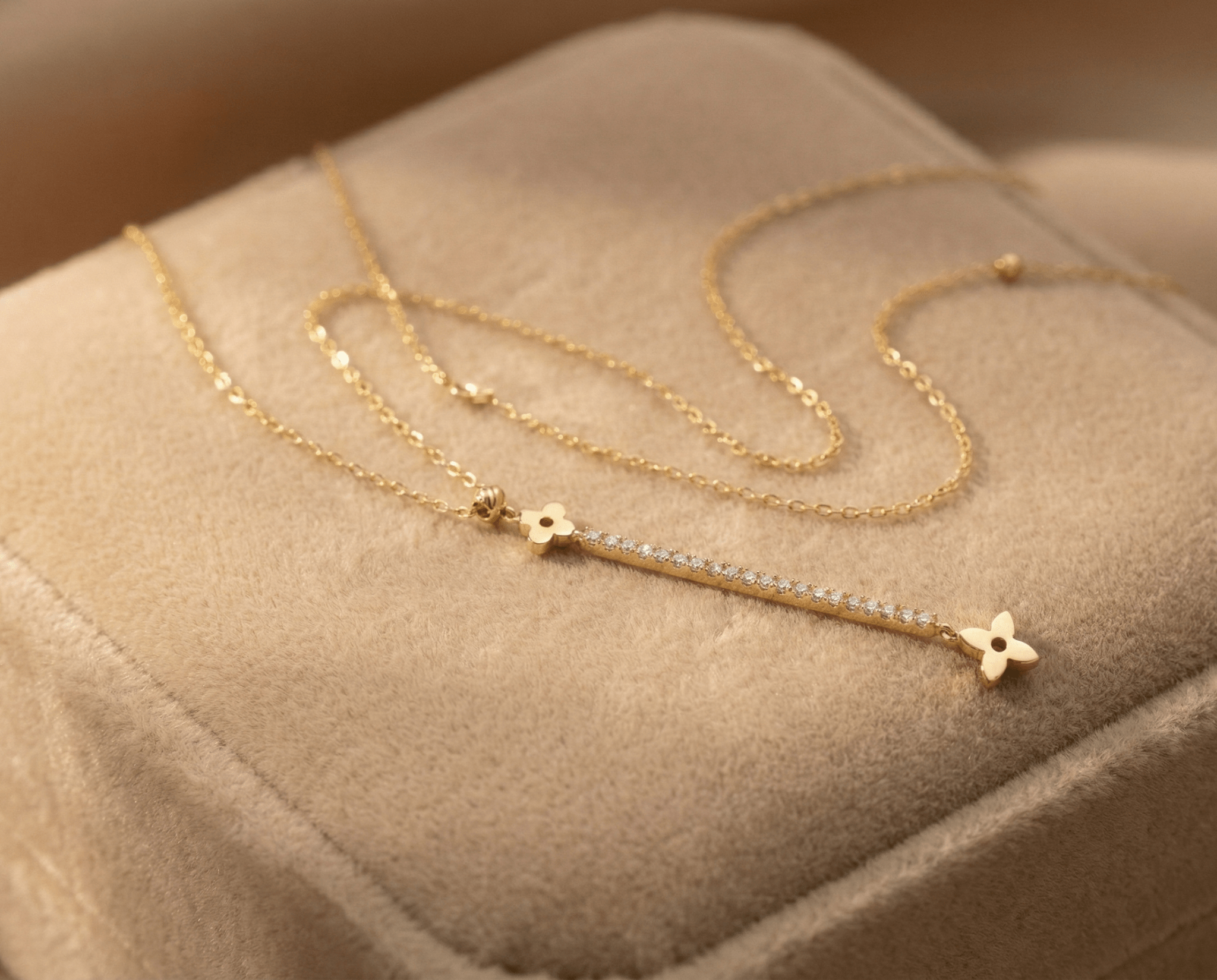 14K Guldhalsband Dam Med Hängande Blommotiv Och Elegant Design - Noxlookjewelry