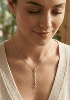 14K Guldhalsband Dam Med Hängande Blommotiv Och Elegant Design - Noxlookjewelry