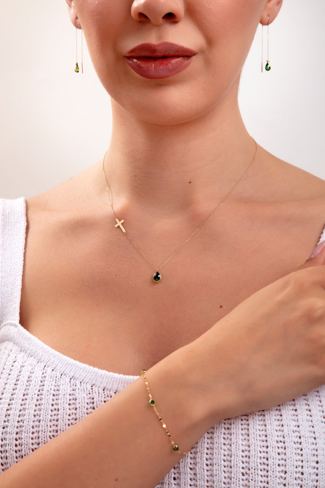 14K Guldhalsband Dam Med Kors Och Grön Droppformad Pendant I Elegant Design - Noxlookjewelry