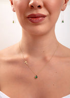 14K Guldhalsband Dam Med Kors Och Grön Droppformad Pendant I Elegant Design - Noxlookjewelry