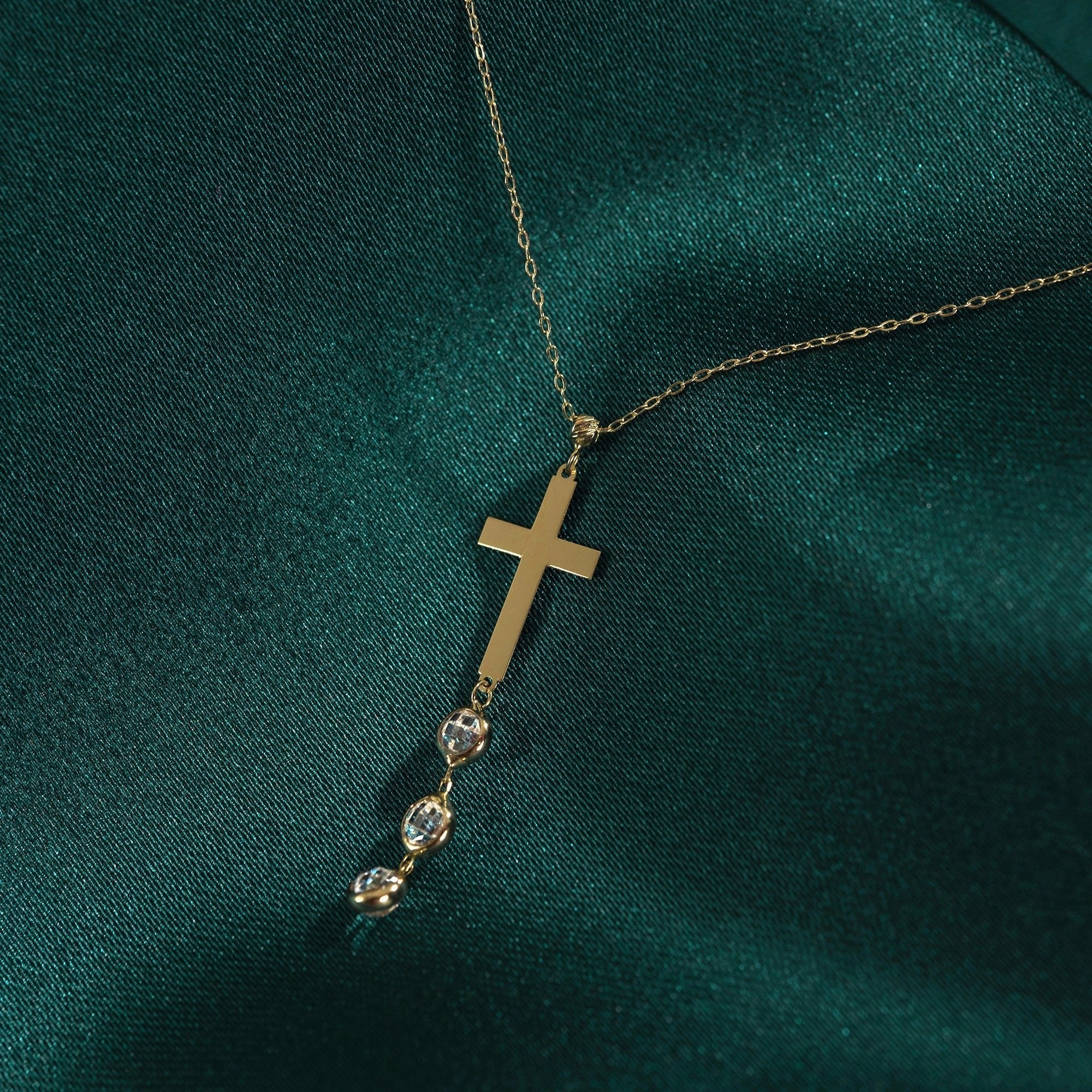 14K Guldhalsband Dam Med Kors Och Stenar I Äkta Guld Elegant Kors Halsband - Noxlookjewelry