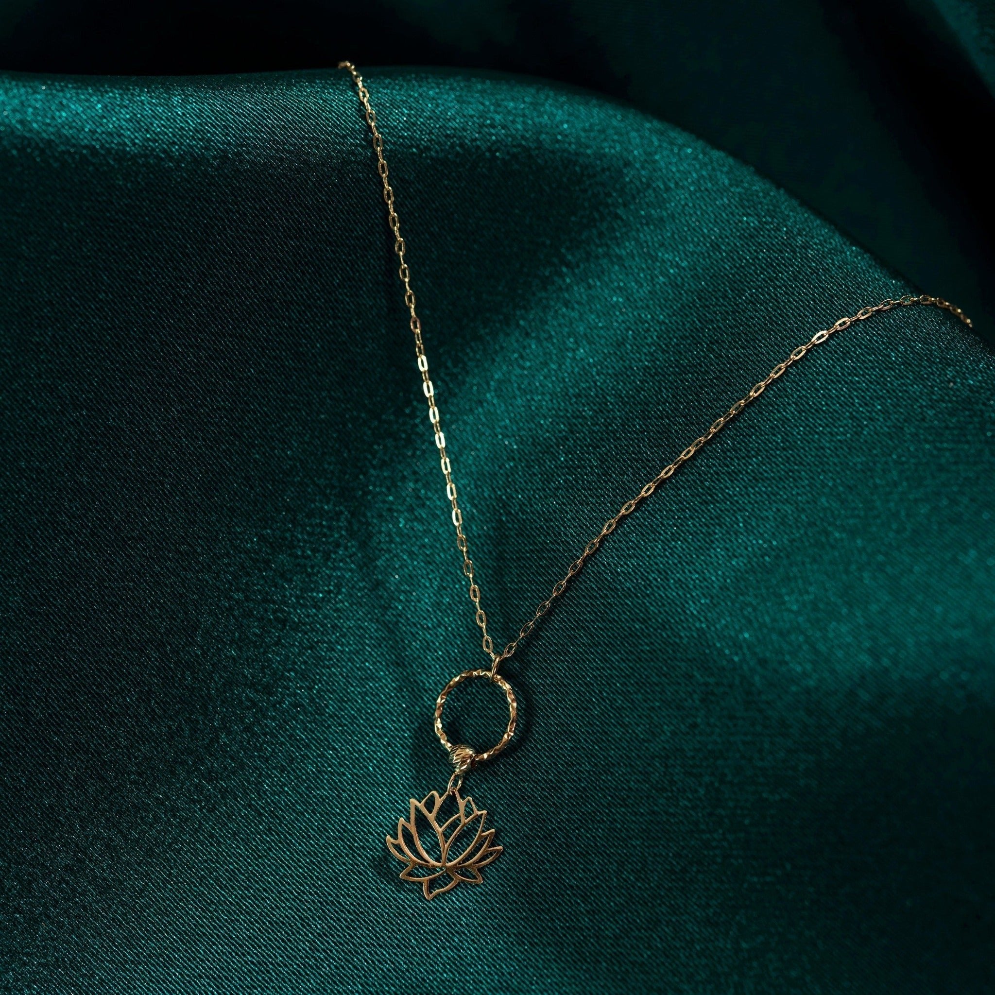 14K Guldhalsband Dam Med Lotus Blomma Berlock I Äkta Guld Elegant Guld Halsband Med Tunn Guldkedja - Noxlookjewelry