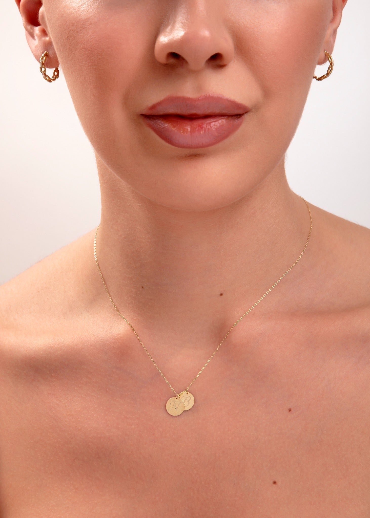 14K Guldhalsband Dam Med Personliga Monogramskivor Och Elegant Minimalistisk Design - Noxlookjewelry