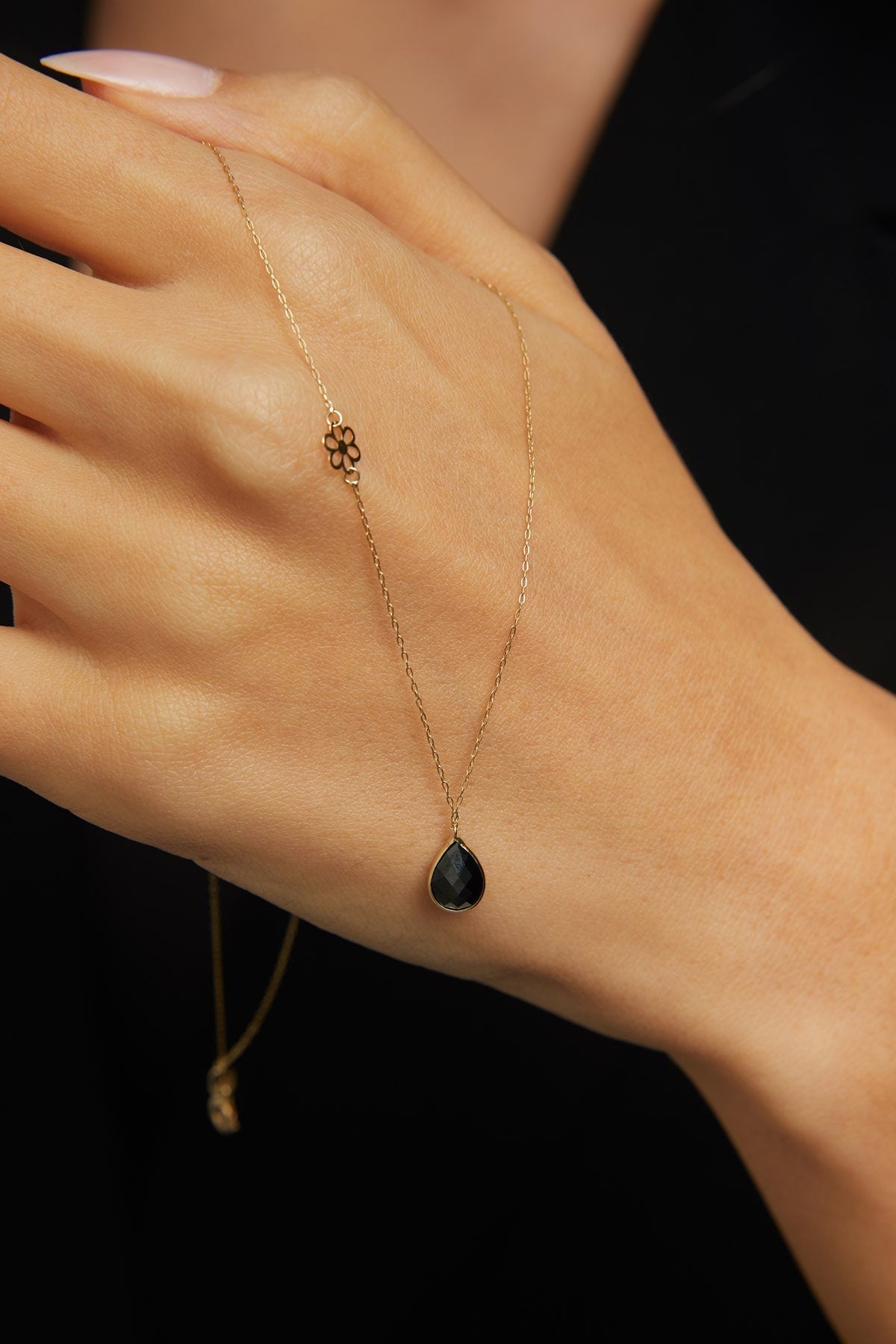 14K Guldhalsband Dam Med Svart Sten Droppe Och Blomma I Äkta Guld Elegant Halsband Med Sten - Noxlookjewelry