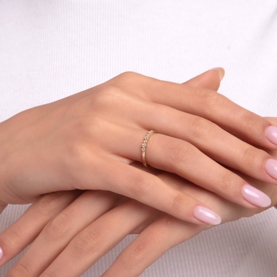 14K Guldring Dam – Bezel Halv Eternity Ring i Äkta Guld - Noxlookjewelry