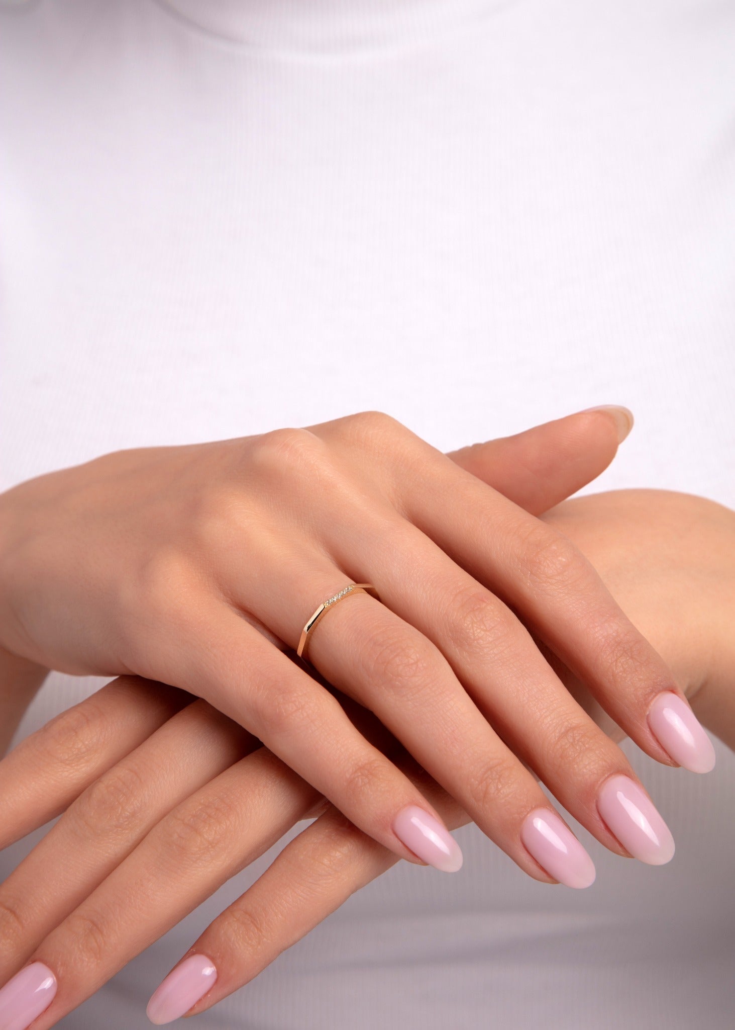 14K Guldring Dam – Elegant Geometrisk Guldring med Gnistrande Stenrad - Noxlookjewelry