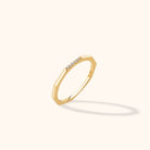 14K Guldring Dam – Elegant Geometrisk Guldring med Gnistrande Stenrad - Noxlookjewelry