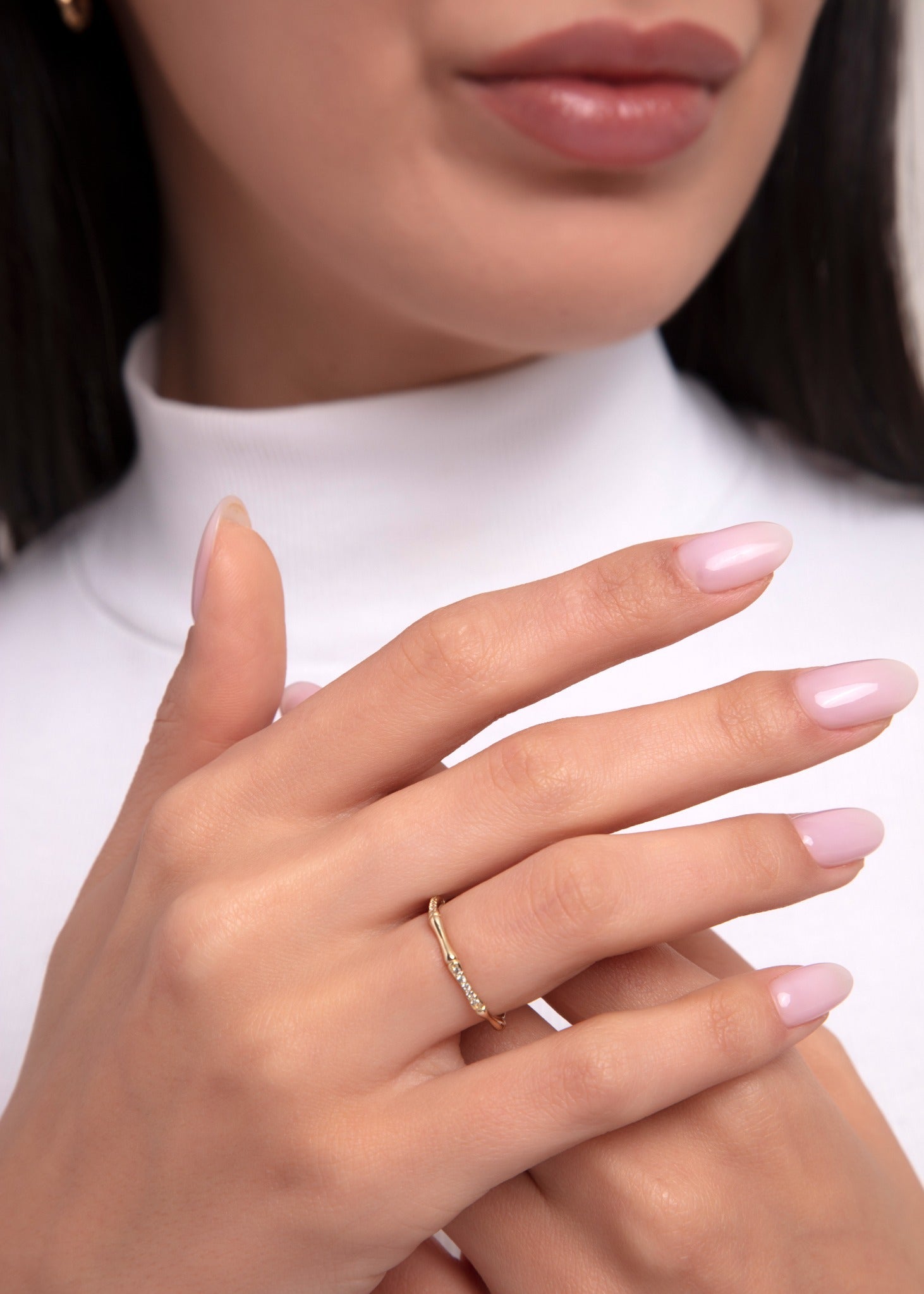 14K Guldring Dam – Elegant Organisk Guldring med Pavé Stenar i Modern Minimalistisk Design - Noxlookjewelry