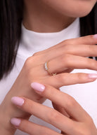 14K Guldring Dam – Elegant Ring med Baguetteslipade Stenar och Pavédetaljer - Noxlookjewelry
