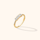 14K Guldring Dam – Elegant Ring med Baguetteslipade Stenar och Pavédetaljer - Noxlookjewelry