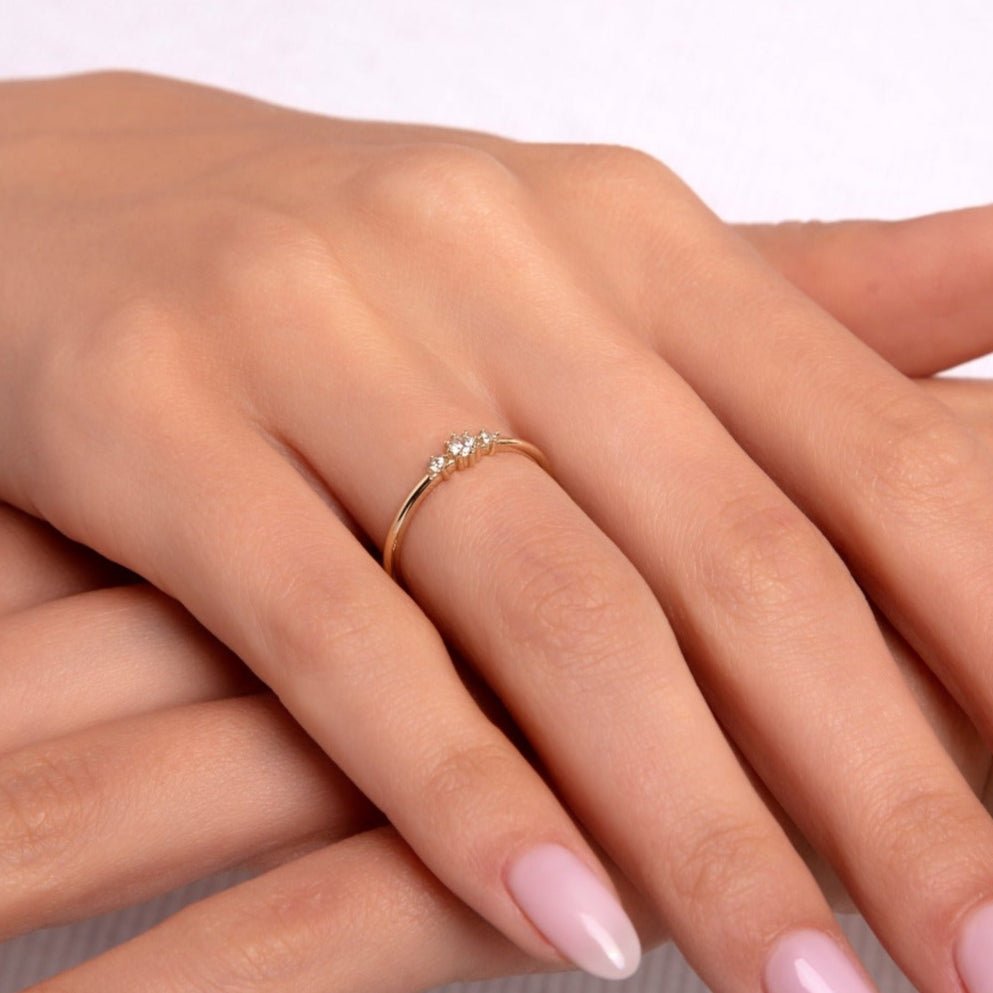 14K Guldring Dam – Elegant Ring med Tre Stenar i Minimalistisk Design - Noxlookjewelry