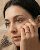 14K Guldring Dam – Elegant Tunn Guldring med Tre Baguetteslipade Stenar och Kulformad Design - Noxlookjewelry
