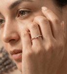 14K Guldring Dam – Elegant Tunn Guldring med Tre Baguetteslipade Stenar och Kulformad Design - Noxlookjewelry