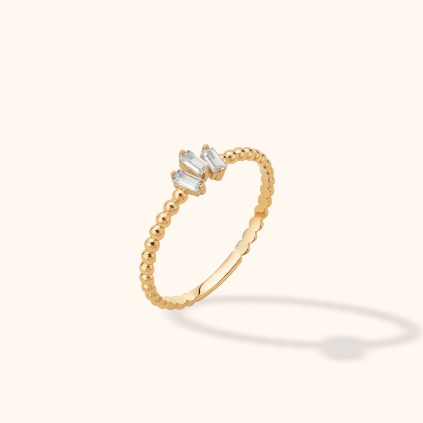 14K Guldring Dam – Elegant Tunn Guldring med Tre Baguetteslipade Stenar och Kulformad Design - Noxlookjewelry
