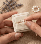 14K Guldring Dam – Elegant Tunn Guldring med Tre Baguetteslipade Stenar och Kulformad Design - Noxlookjewelry