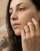 14K Guldring Dam – Elegant Tunn Guldring med Tre Baguetteslipade Stenar och Kulformad Design - Noxlookjewelry