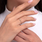 14K Guldring Dam – Elegant Tunn Guldring med Tre Baguetteslipade Stenar och Kulformad Design - Noxlookjewelry