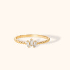14K Guldring Dam – Elegant Tunn Guldring med Tre Baguetteslipade Stenar och Kulformad Design - Noxlookjewelry