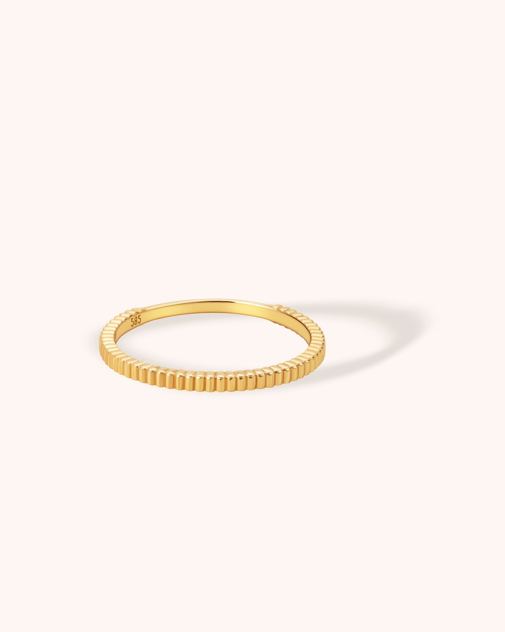 14K Guldring Dam – Elegant Tunn Minimalistisk Stapelring i Äkta 14K Guld - Noxlookjewelry