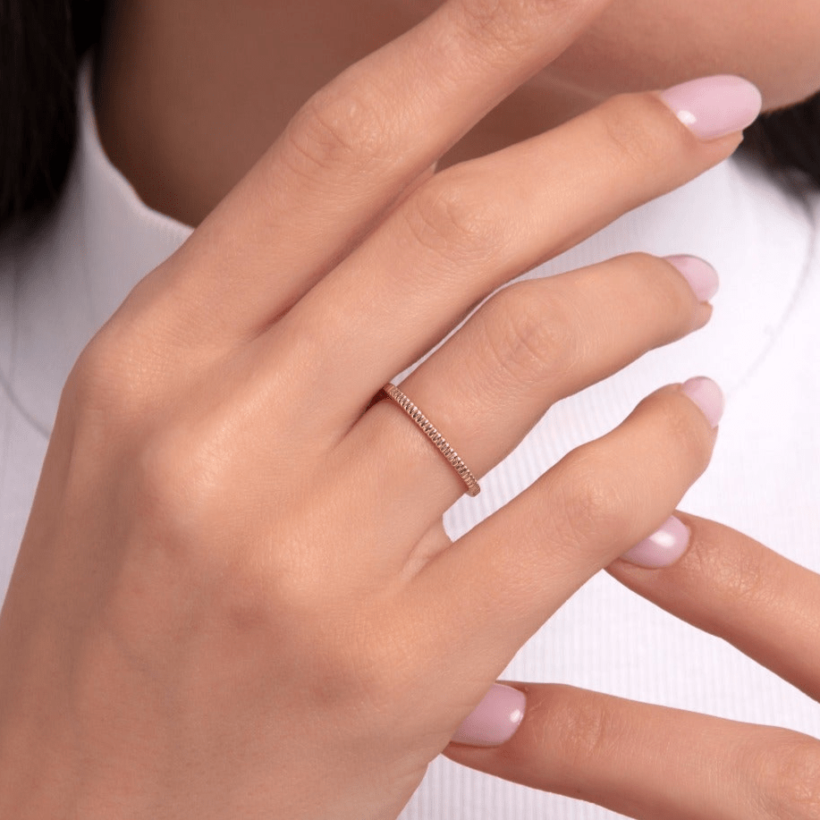 14K Guldring Dam – Elegant Tunn Minimalistisk Stapelring i Äkta 14K Guld - Noxlookjewelry