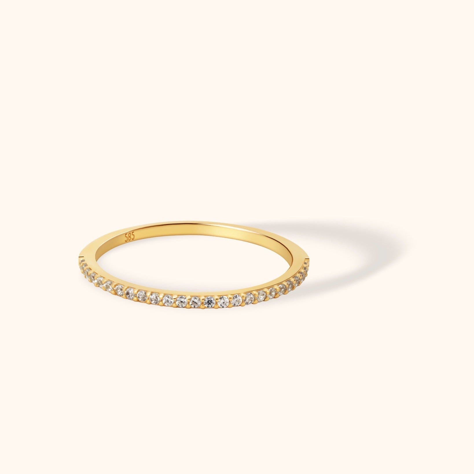 14K Guldring Dam – Elegant Tunn Pavé Guldring med Gnistrande Stenar i Klassisk Minimalistisk Design - Noxlookjewelry