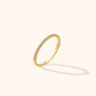 14K Guldring Dam – Elegant Tunn Pavé Guldring med Gnistrande Stenar i Klassisk Minimalistisk Design - Noxlookjewelry