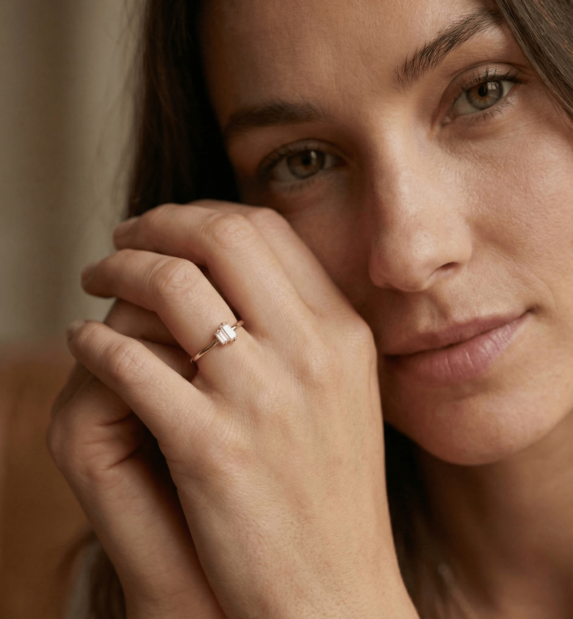 14K Guldring Dam – Elegant Tunn Ring med Två Baguetteslipade Stenar i Minimalistisk Design - Noxlookjewelry