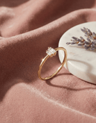 14K Guldring Dam – Elegant Tunn Ring med Två Baguetteslipade Stenar i Minimalistisk Design - Noxlookjewelry