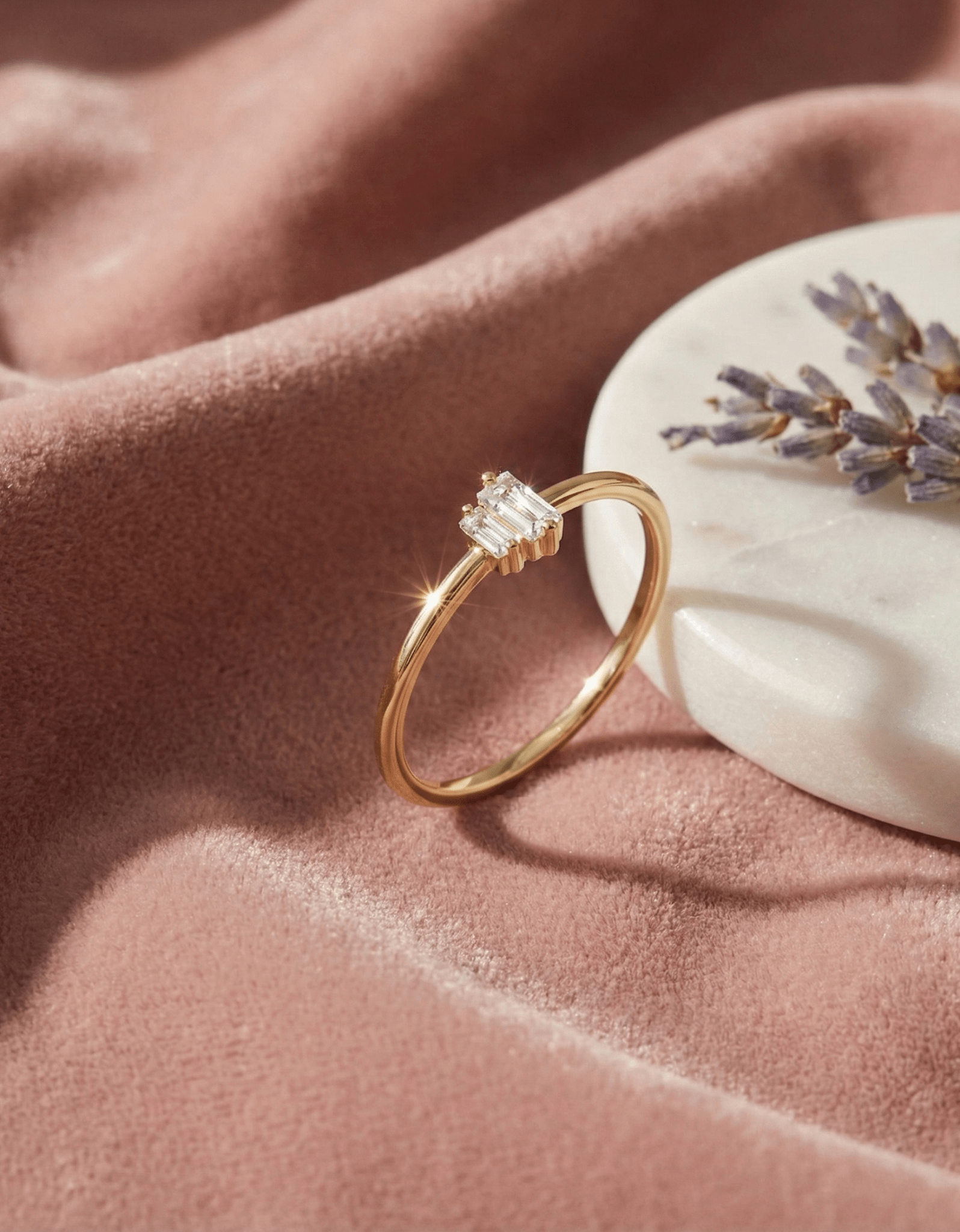 14K Guldring Dam – Elegant Tunn Ring med Två Baguetteslipade Stenar i Minimalistisk Design - Noxlookjewelry