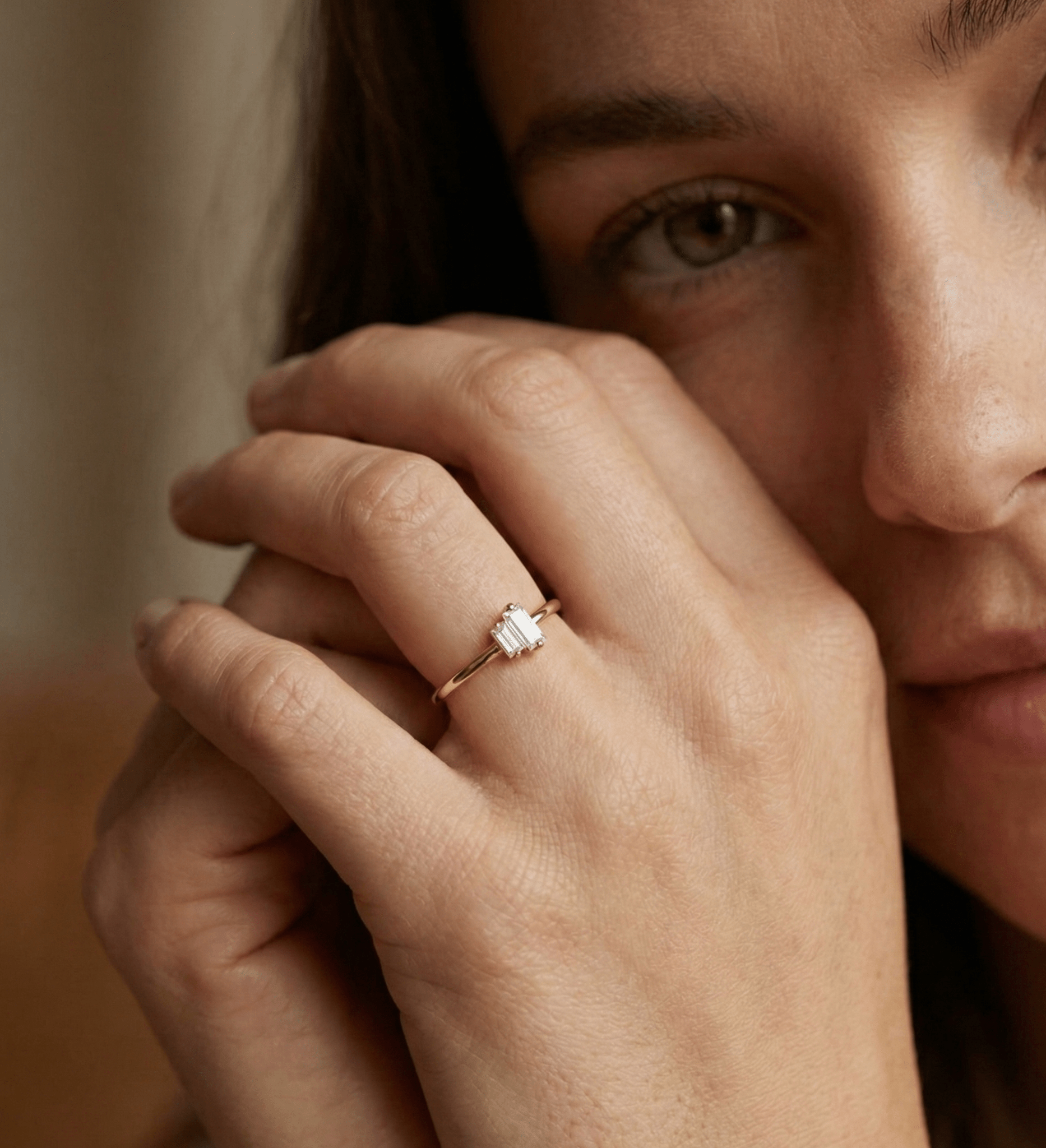 14K Guldring Dam – Elegant Tunn Ring med Två Baguetteslipade Stenar i Minimalistisk Design - Noxlookjewelry