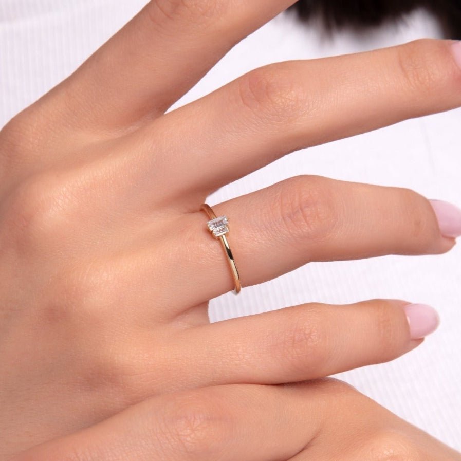 14K Guldring Dam – Elegant Tunn Ring med Två Baguetteslipade Stenar i Minimalistisk Design - Noxlookjewelry