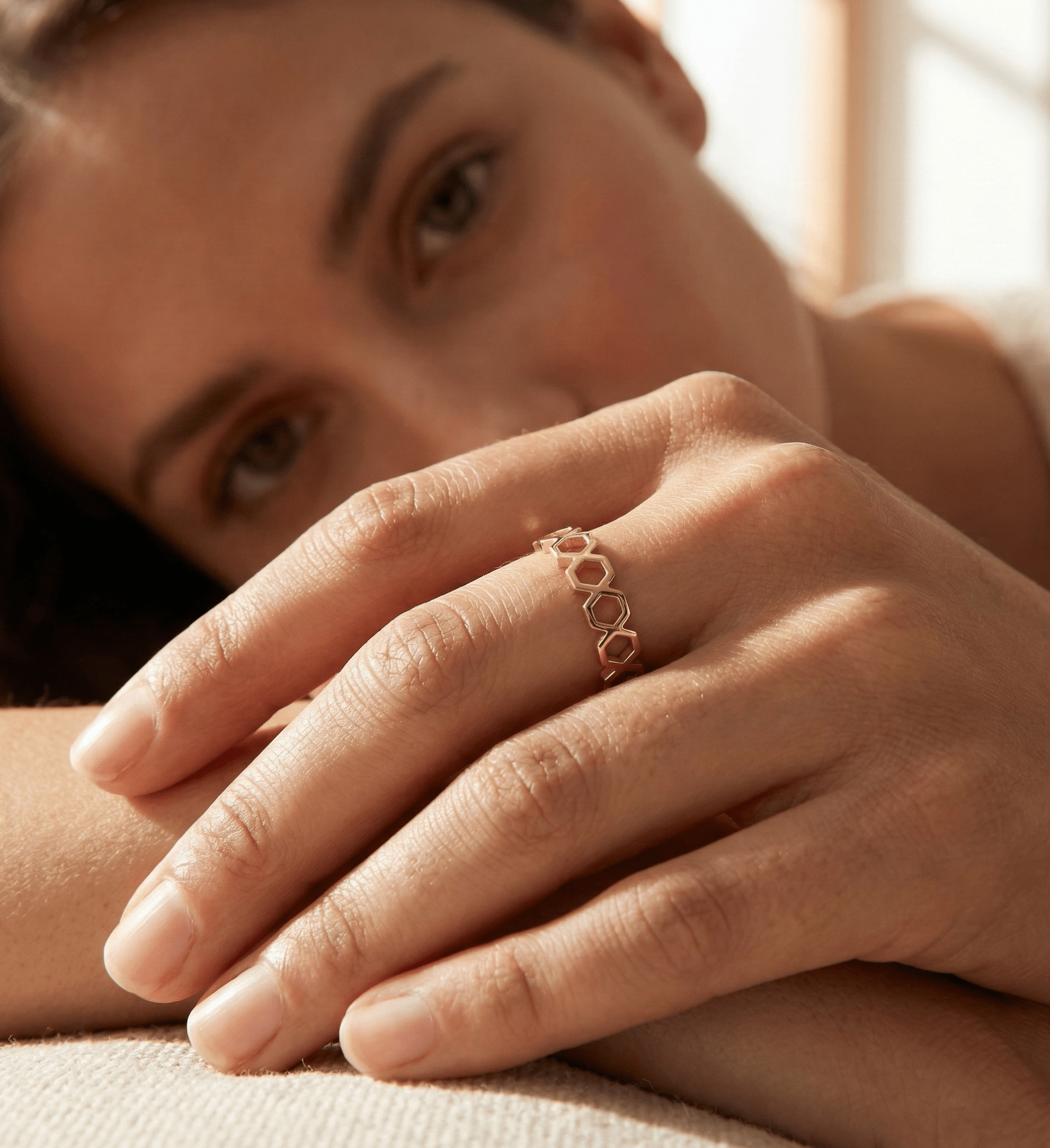 14K Guldring Dam – Geometrisk Honeycomb Ring i Äkta Guld - Noxlookjewelry