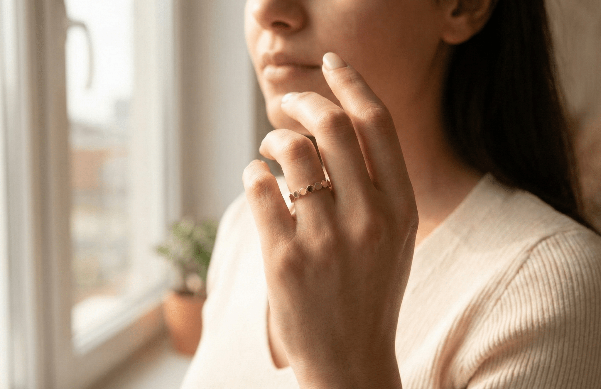 14K Guldring Dam – Minimalistisk Pebble Band Ring i Äkta Guld - Noxlookjewelry