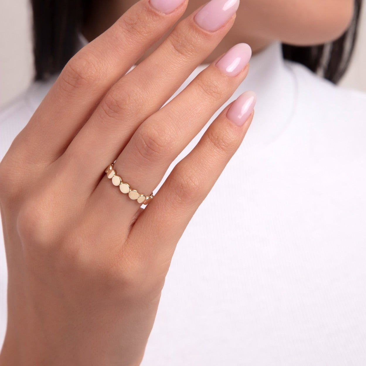 14K Guldring Dam – Minimalistisk Pebble Band Ring i Äkta Guld - Noxlookjewelry