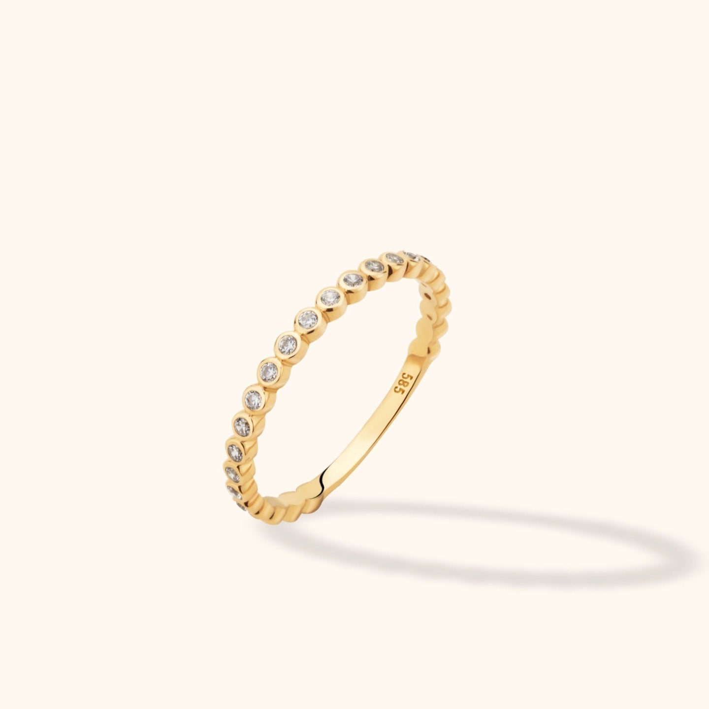 14K Guldring Dam – Tunn Eternity Band med Elegant Bezelrad - Noxlookjewelry