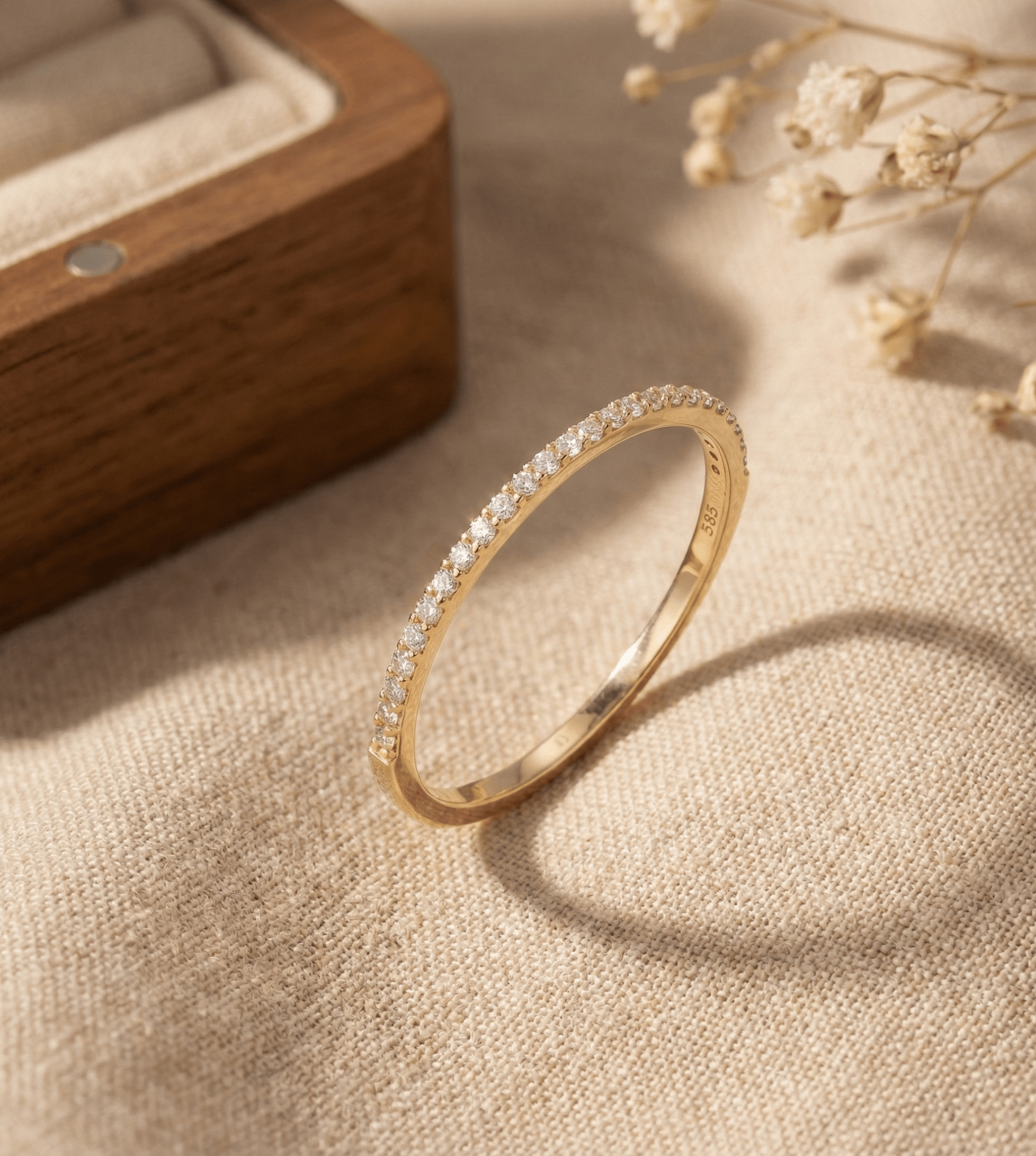 14K Guldring Dam – Tunn Pavé Eternity Band i Äkta Guld - Noxlookjewelry