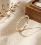 14K Guldring Dam – Tunn Pavé Eternity Band i Äkta Guld - Noxlookjewelry