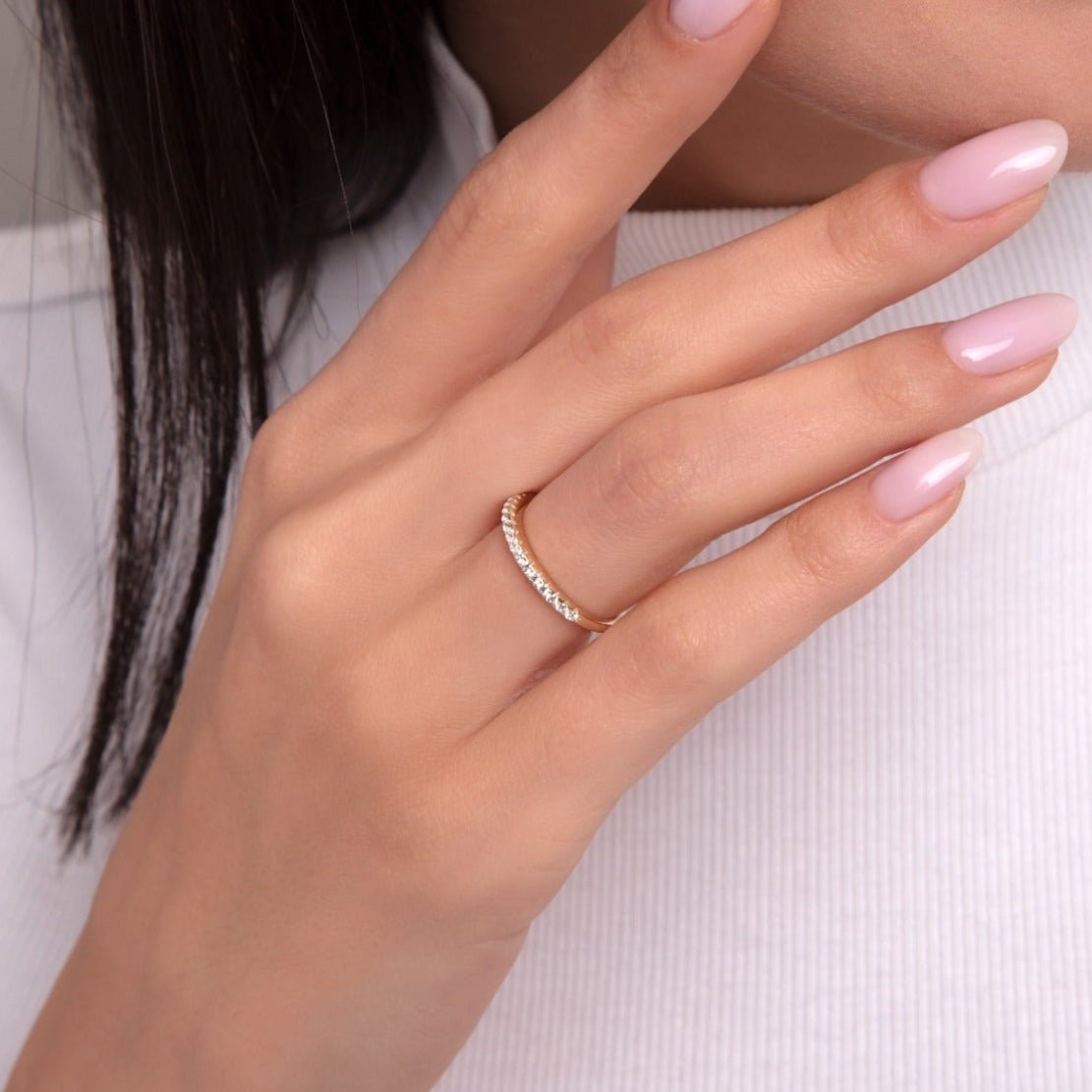 14K Guldring Dam – Tunn Pavé Eternity Band i Äkta Guld - Noxlookjewelry