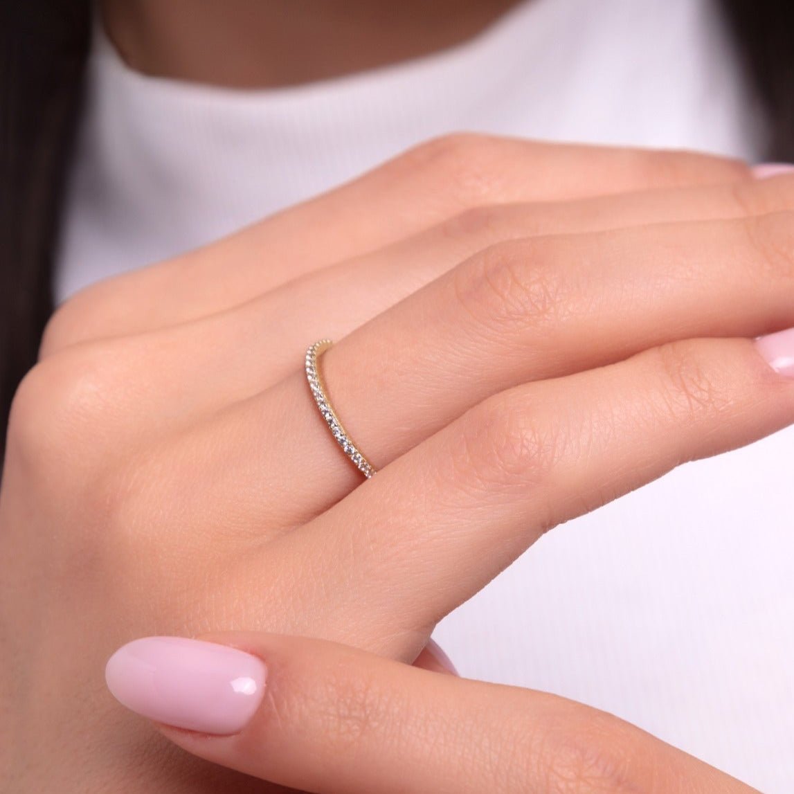 14K Guldring Dam – Tunn Pavé Eternity Band i Äkta Guld - Noxlookjewelry