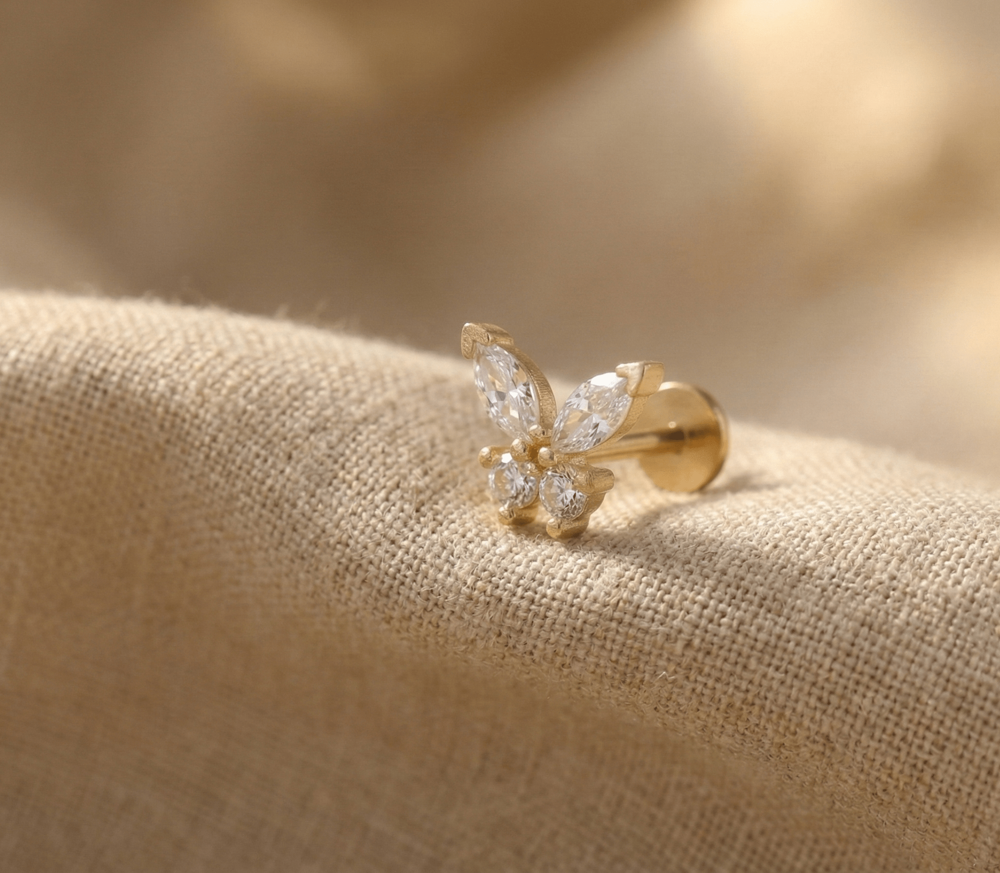 14K Tragus Örhänge Fjäril I Äkta Guld Med Zirkonia Minimalistiskt - Noxlookjewelry