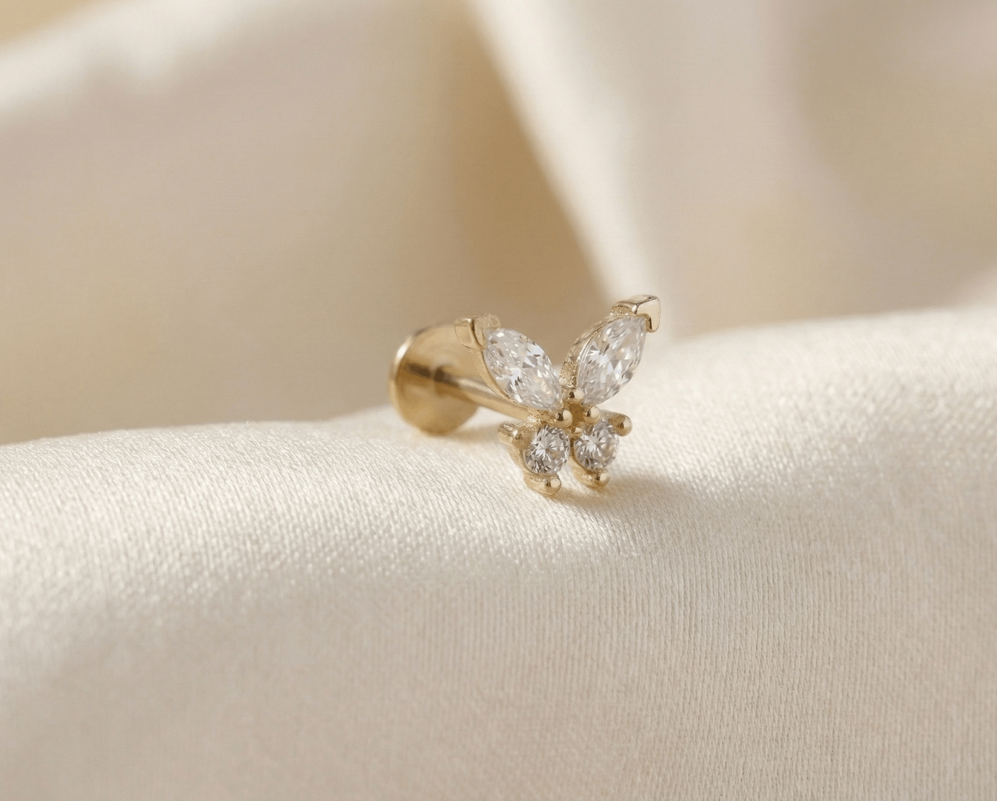 14K Tragus Örhänge Fjäril I Äkta Guld Med Zirkonia Minimalistiskt - Noxlookjewelry